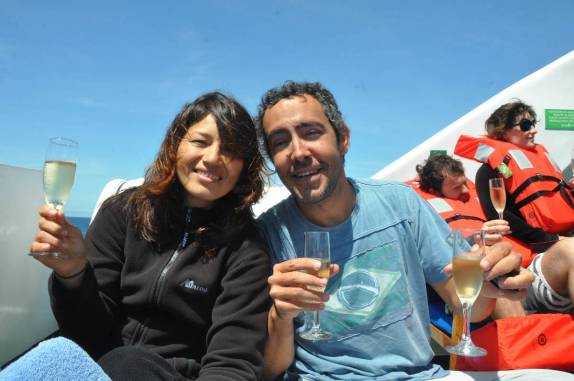 Com a nossa guia, Glenda, tomando um coquetel na Isla Isabel, em Galápagos